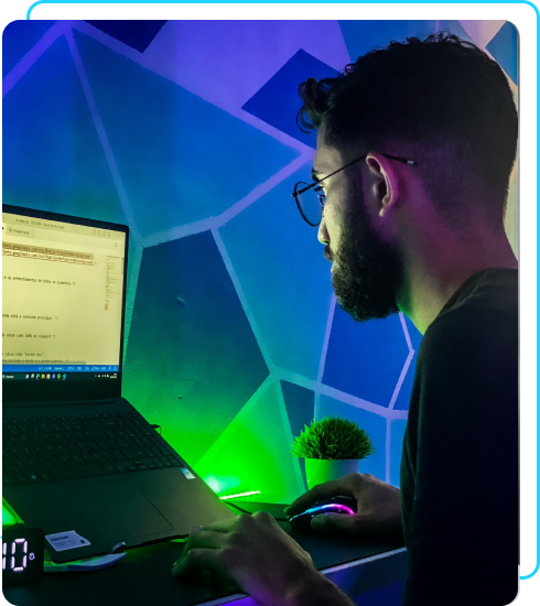 Foto de Lucas Reis programando